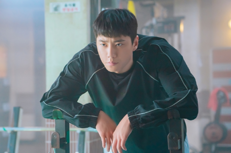 24시 헬스클럽 이준영, 밤에만 문 여는 헬스장에 숨겨진 반전 스토리!