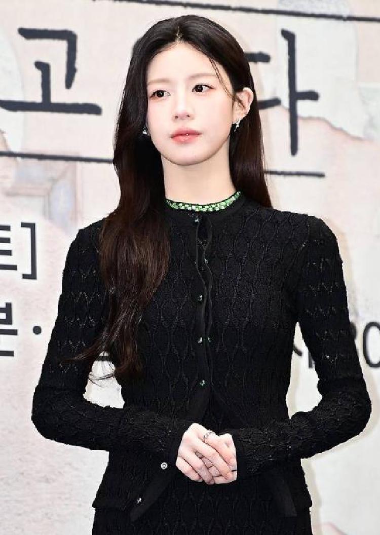 고윤정, 샤넬 투피스 S라인 이거 입으면 인간 샤넬 되는 법