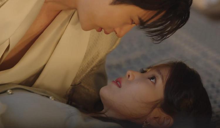 아이유 변우석, 요트 키스 장면…타이타닉 재현에 심쿵 폭발!