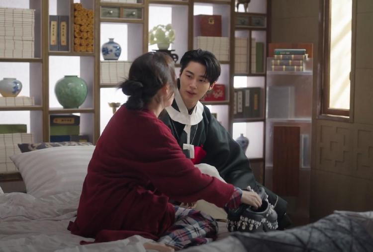 아이유 25만원 신발 리셀가 120만원