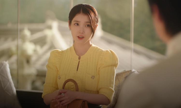 아이유 노란 투피스 브랜드