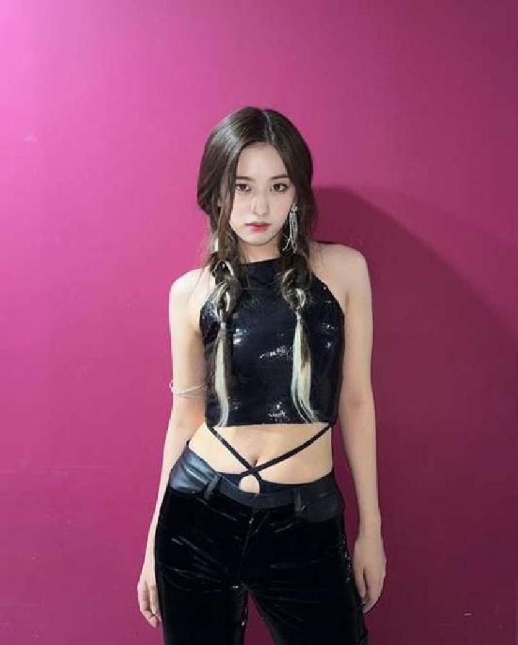 아이브 안유진, 파격 허리 바디수트