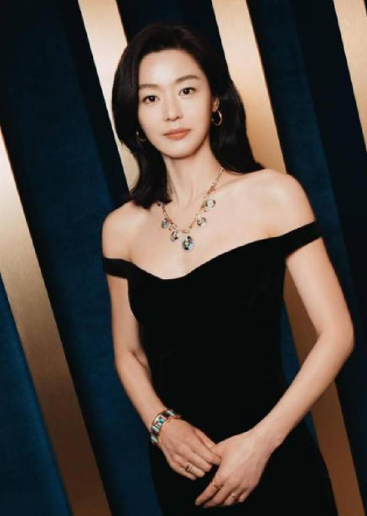 전지현 중단발 아우라 눈길, 도대체 왜 긴 머리 다 잘랐을까