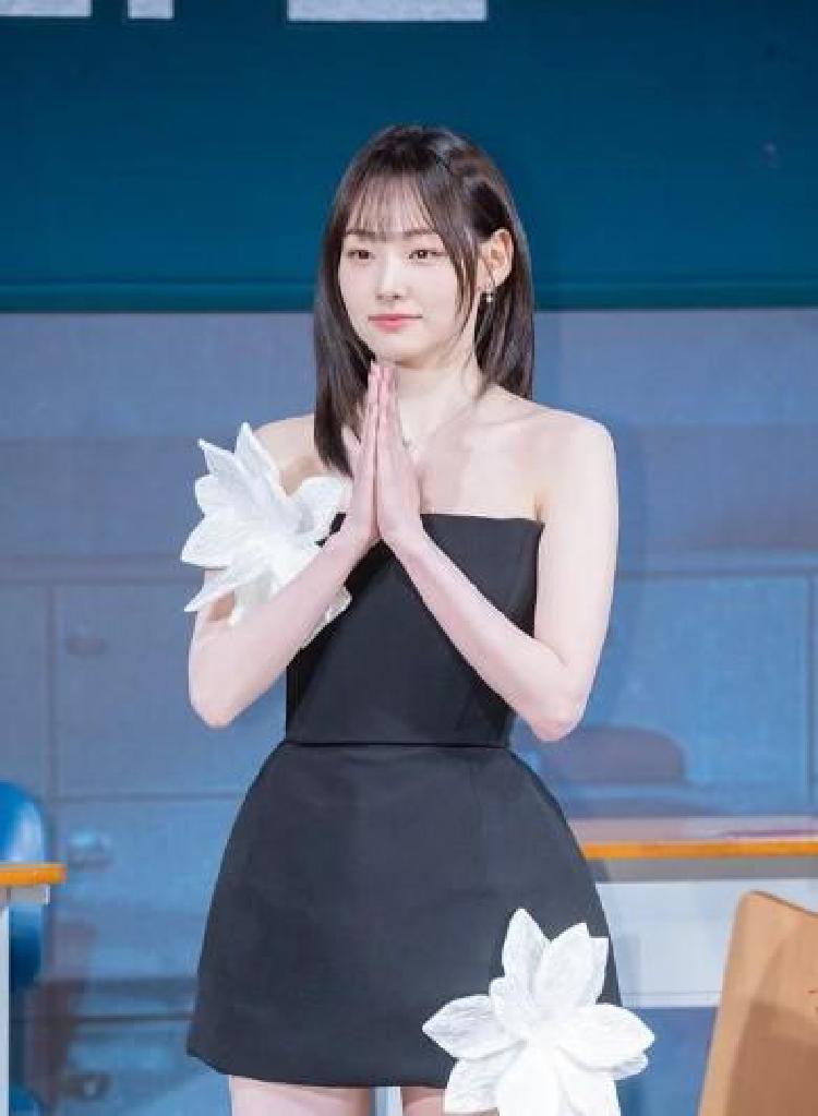 강미나, 초미니 드레스 변신의 숨은 의미와 왜 사람들의 마음을 사로잡았나