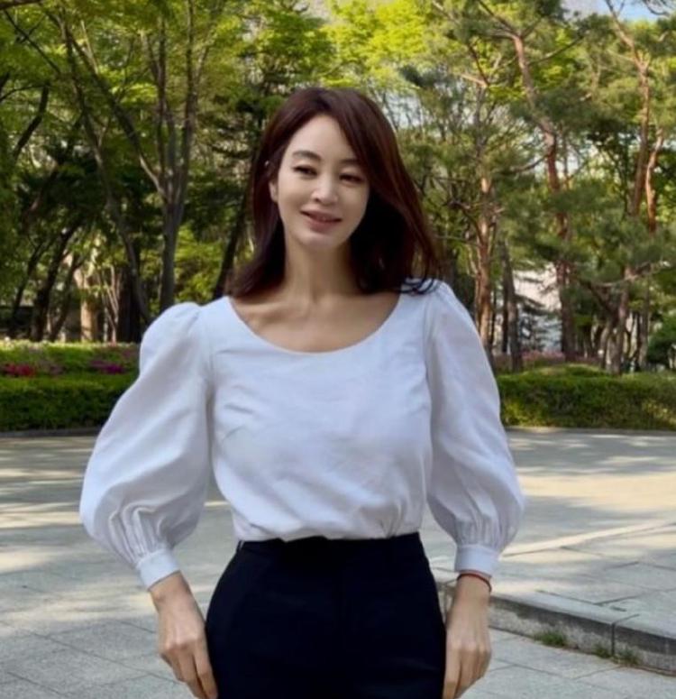 김혜수 55세 슬림 근황 공개, 56세 안 믿겨? 콜라병 몸매 비밀