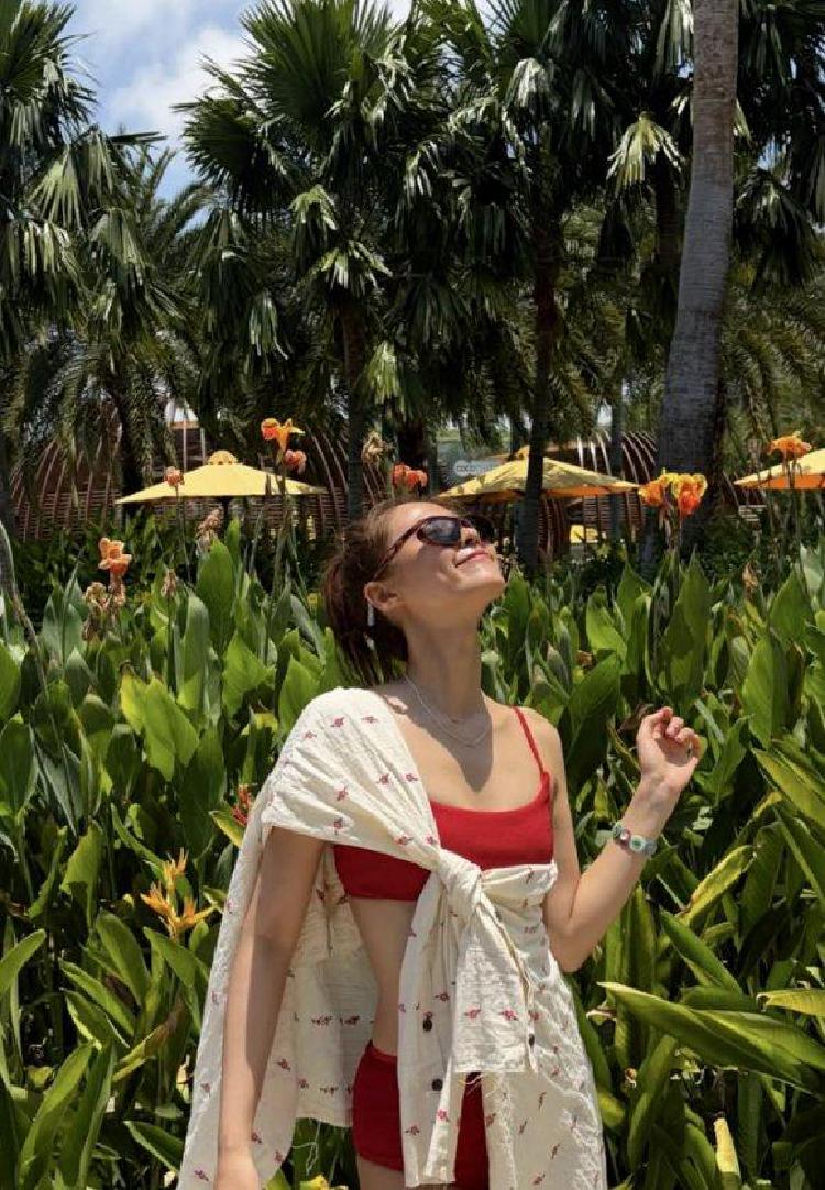 설현, 푸꾸옥서 빛난 레드 비키니