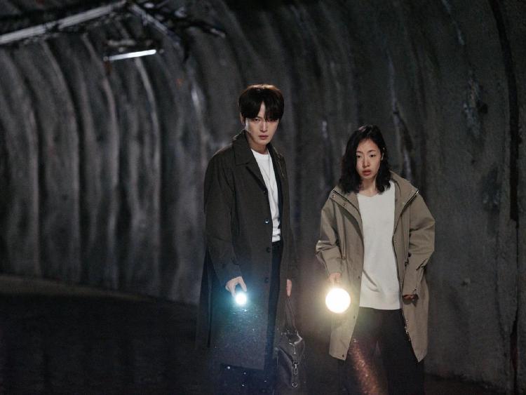신사 악귀의 속삭임 등장인물 김재중 박수무당으로 변신했어요?